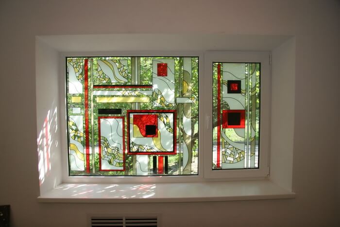 Прямоугольные пластиковые окна с красными квадратами