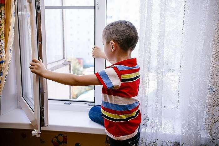 Ребенок на окне