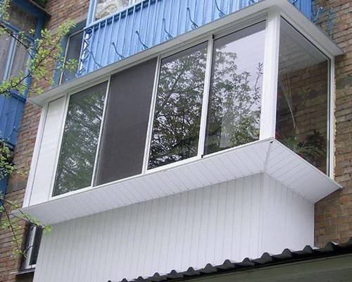 Балкон, отделанный снаружи пластиковой вагонкой