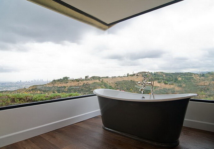 Панорамное окно в ванной комнате