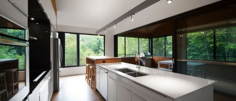 Какое выбрать окно на кухню – пластиковое или деревянное