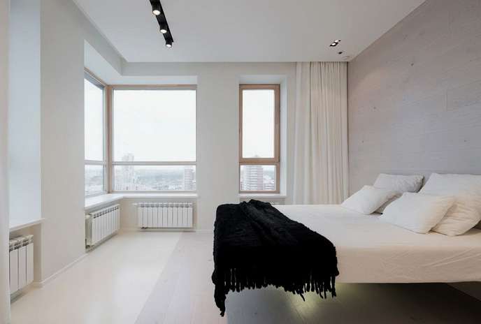 Деревянные панорамные окна в спальне