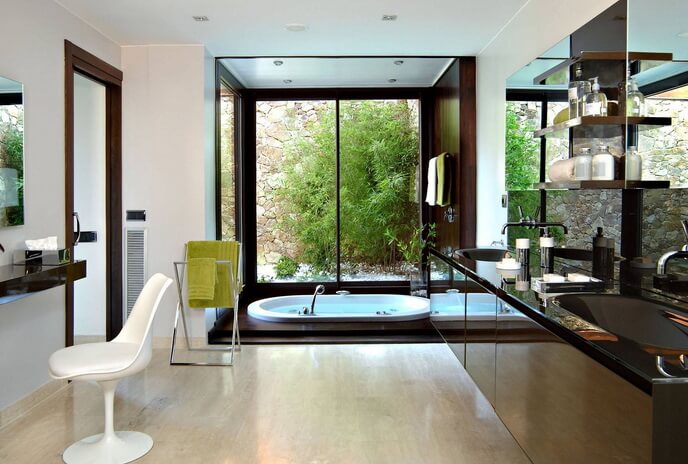 Ванная комната с большим панорамным окном