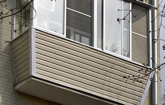 Пример балкона, обшитого сайдингом