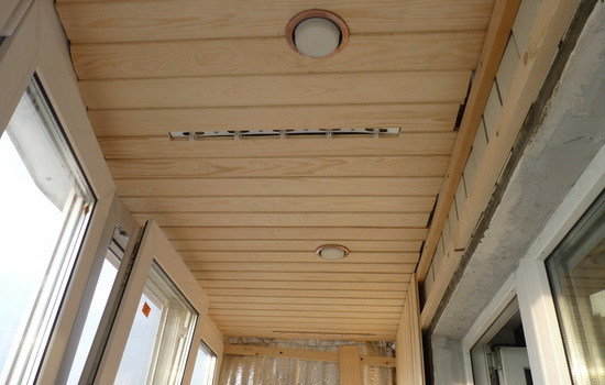 Пример отделки балконного потолка вагонкой