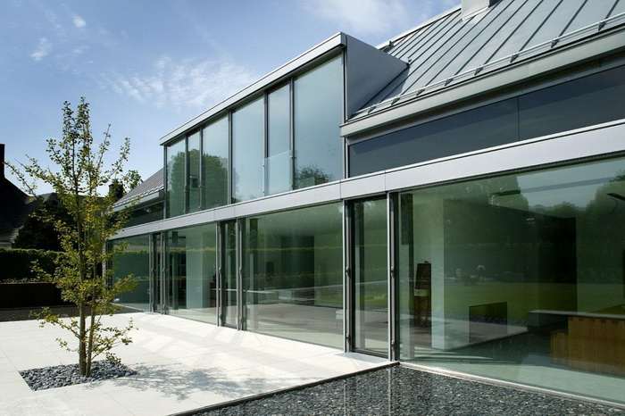 Загородный дом с окнами из алюминия