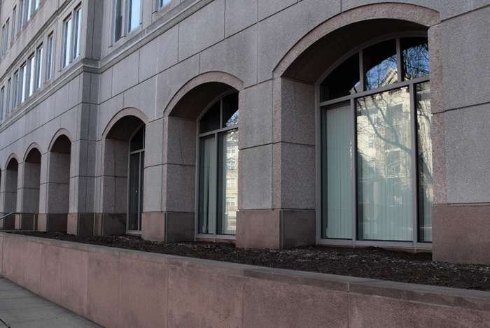 Окна арочной формы на фасаде здания