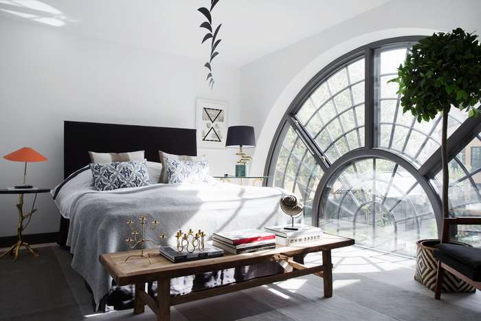 Панорамное окно арочной формы в спальне