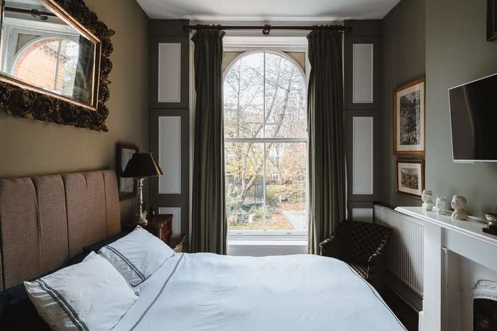 Спальня с арочным окном с раскладкой