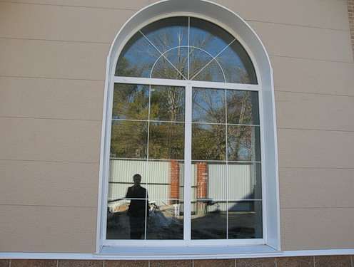 Белое арочное окно со шпросами