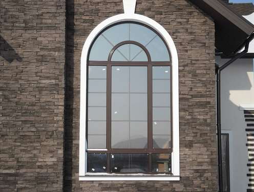 Остекление арочными коричневыми окнами