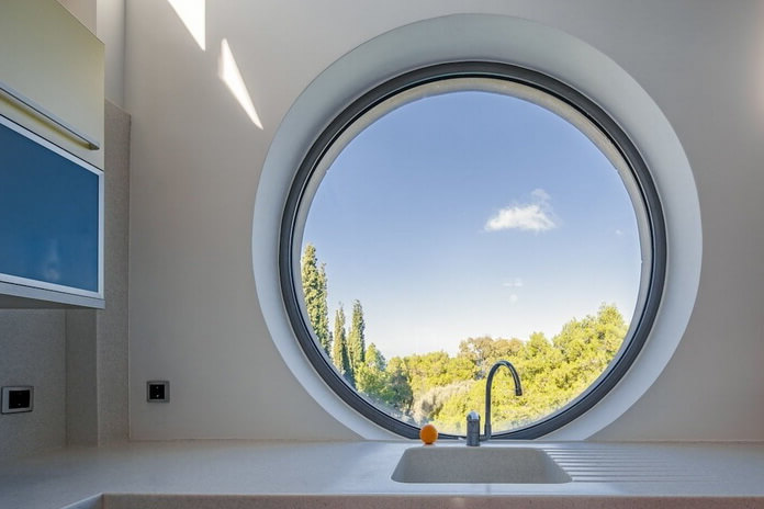 Алюминиевое круглое окно в кухне