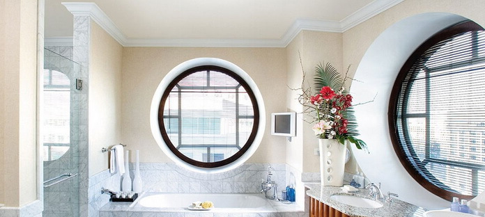 Круглое окно в ванной комнате
