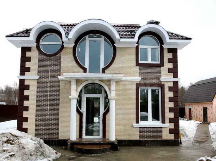 Красивый дом с круглыми окнами