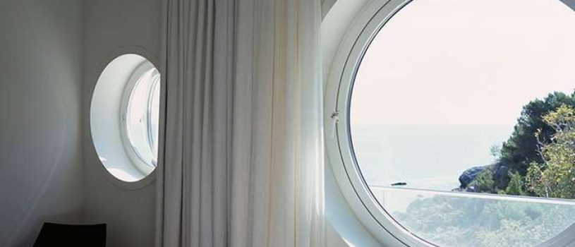 Большие круглые окна – созданы для максимальной освещенности дома