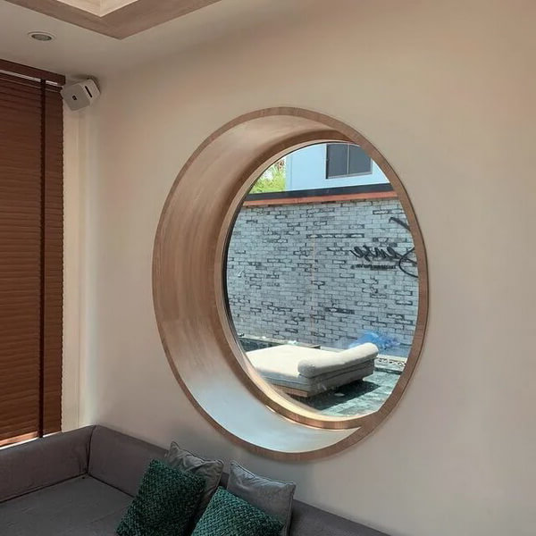 Круглое окно в частном доме