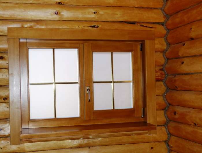 Деревянные окна со шпросами в бане