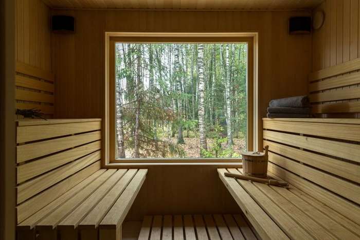 Окно в комнате для отдыха бани