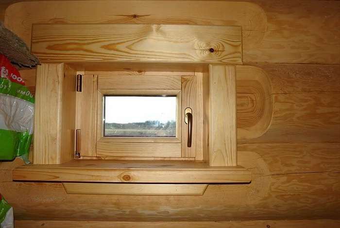 Маленькое окно в деревянной бане