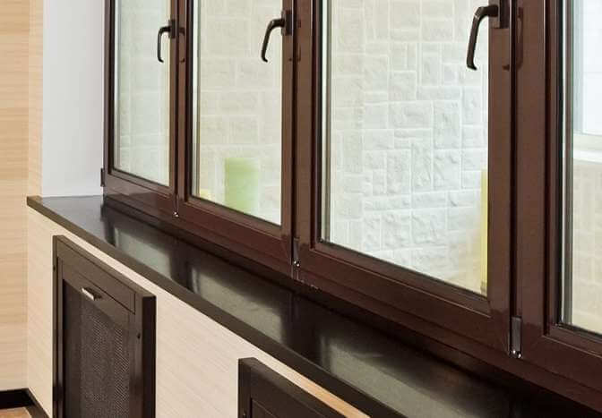 Коричневое окно и коричневый подоконник