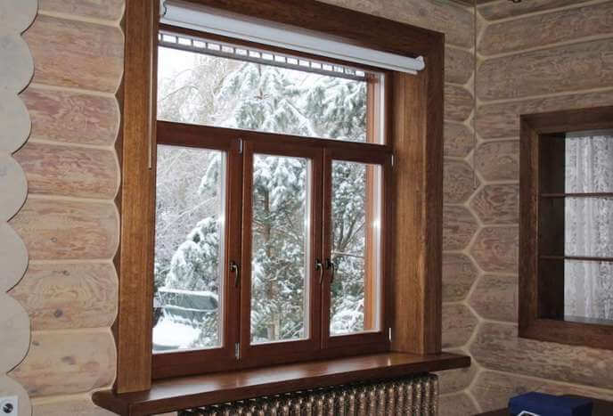 Коричневое деревянное окно на даче