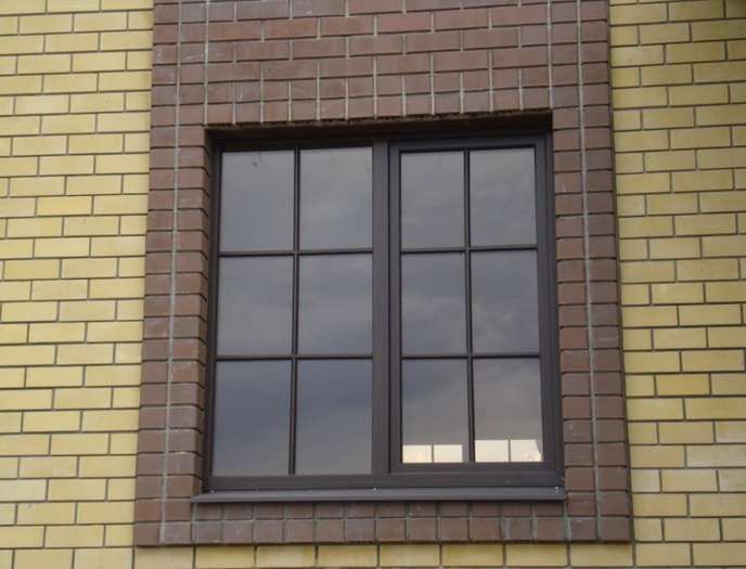 Коричневые шпросы на окне