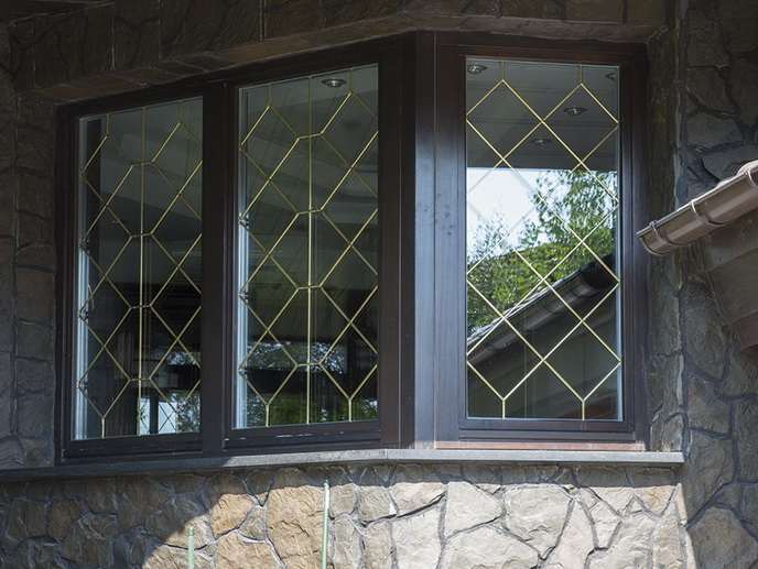 Серые пластиковые окна со шпросами