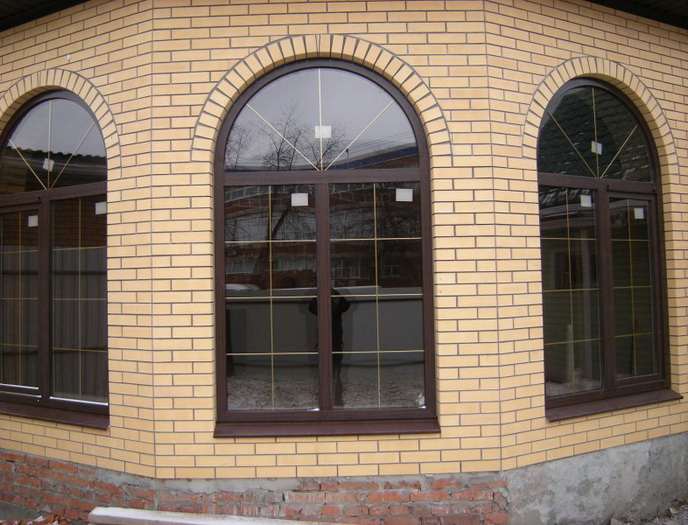 Арочные окна с накладными окнами