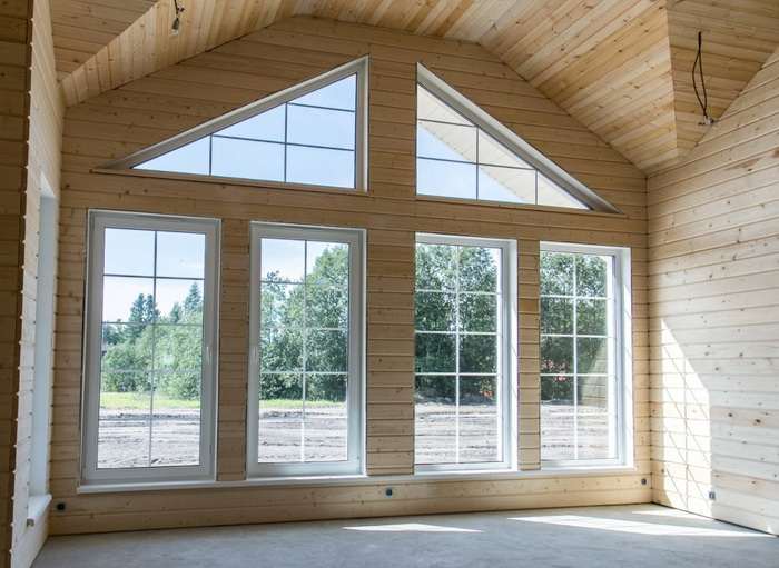 Панорамное остекление коттеджа деревянными окнами