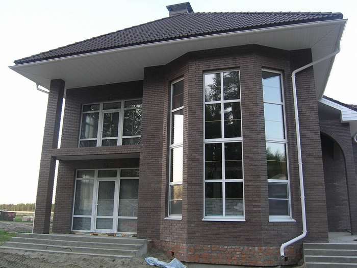 Двухэтажный коттедж с пластиковыми окнами
