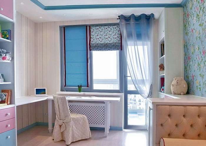 детская комната с голубыми рулонными жалюзи