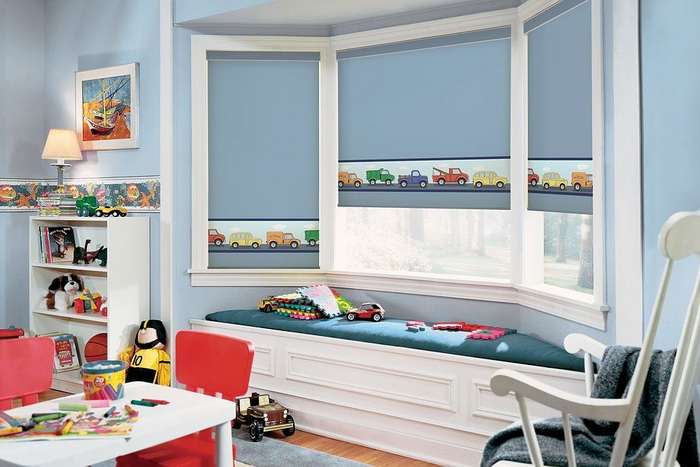 детская комната с рулонными жалюзи на окнах
