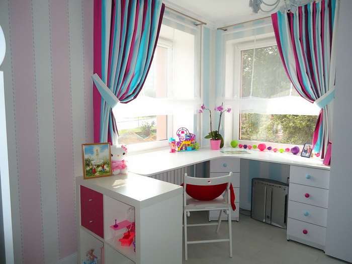 детская комната с красивыми шторами