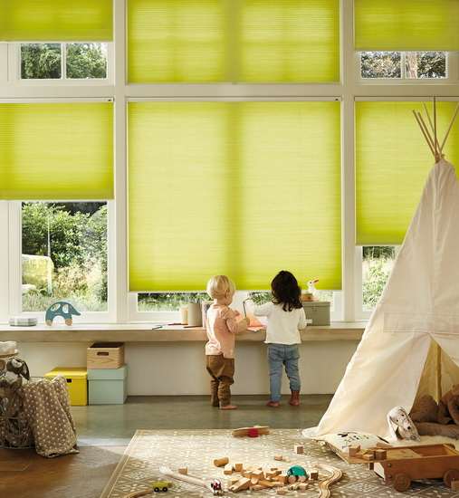 детская комната с желтыми жалюзи на окнах