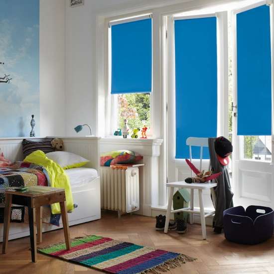 детская комната с синими рулонными жалюзи