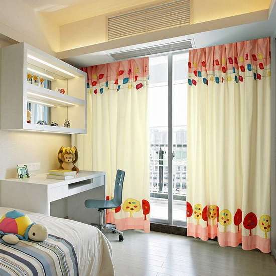 детская комната с окном от пола до потолка