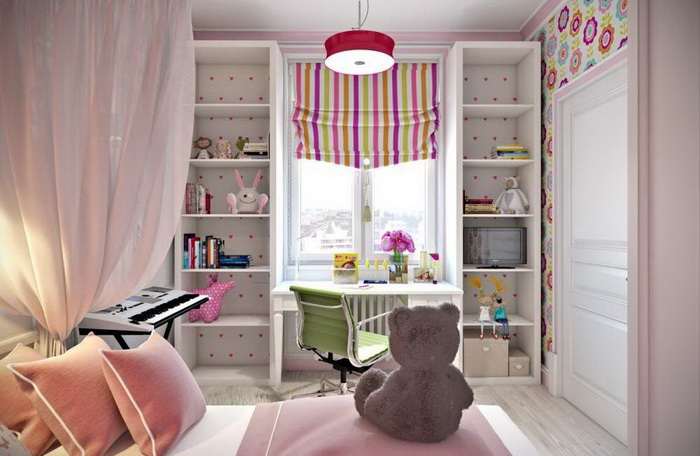 Интерьер детской комнаты с высоким окном