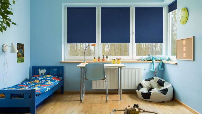 пластиковые окна с синими рулонными жалюзи в детской комнате