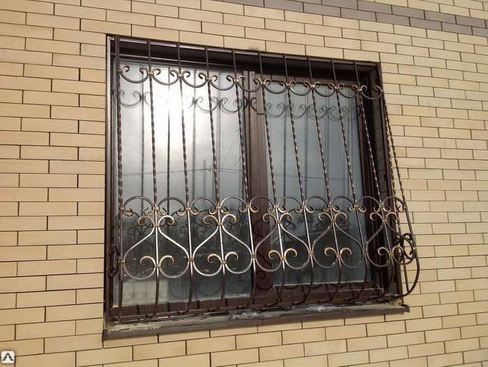 Ламинированное окно с решеткой