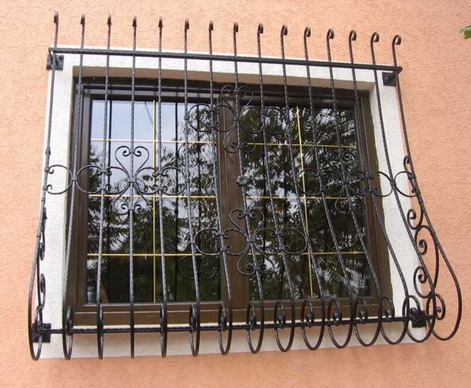 Деревянное окно с металлической решеткой