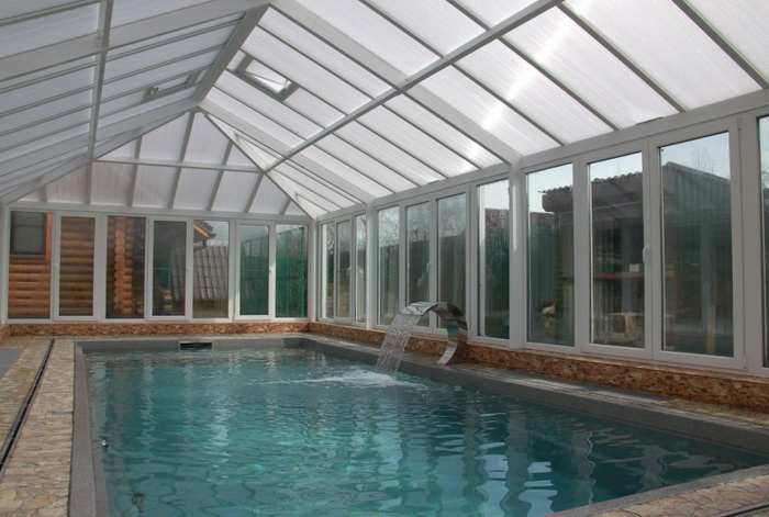 Остекленный бассейн с крышей из стекла