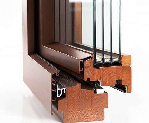Деревянное окно с трехкамерным стеклопакетом