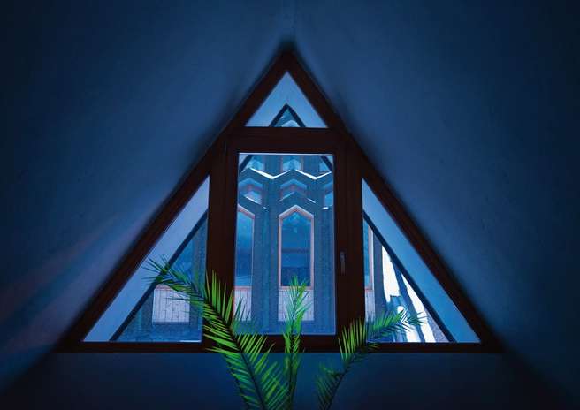 Треугольное окно из сосны
