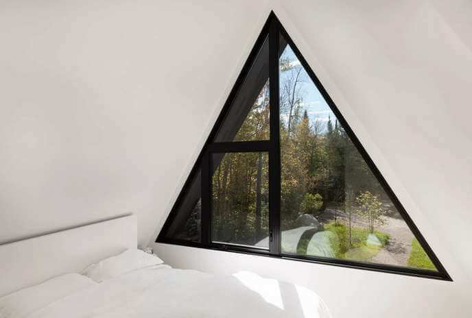 Черное треугольное окно