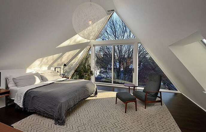 Комната с треугольным окном на мансарде