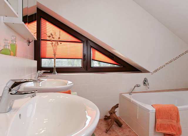 Треугольное окно из дерева в ванной комнате
