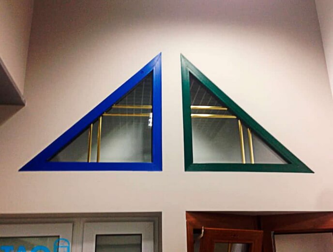 Цветное треугольное окно
