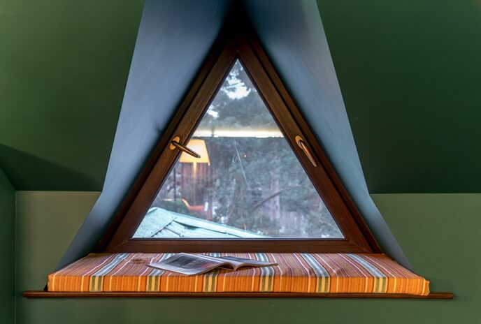 Интересный вариант - коричневые треугольные Veka окна с медными ручками