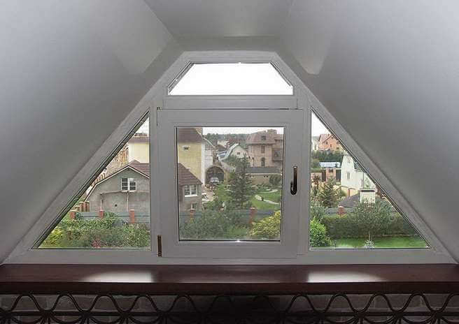 Треугольное окно на верхнем этаже коттеджа