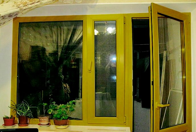 Желтые окна помогают создать особый индивидуальный стиль даже в квартире